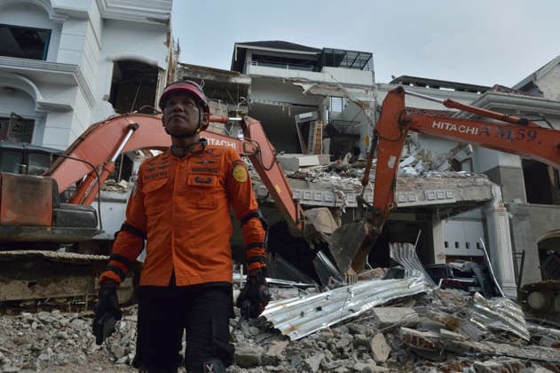 Police Investigate Fatal House Explosion - Medan Rescuers from the search and rescue (SAR) team and fire department stand in an aerial ladder basket to inspect the upper level of a damaged house following a fatal explosion in a luxury residential area of Medan, North Sumatra, on Tuesday, July 21, 2026. Joint teams comprising police, forensic laboratory units (Labfor), state electricity company PLN, and state gas company PGN used specialized equipment to search the rubble, recovering the third and final victim on Tuesday afternoon. Medan Police Chief, Sr. Comr. Jean Calvijn Simanjuntak, stated that authorities have completed their initial investigative protocol, while the investigation continues to determine the exact cause of the blast. Pho  Copyright: xAdityaxSutanta ABACAx