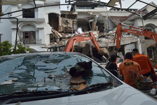 Police Investigate Fatal House Explosion - Medan Rescuers from the search and rescue (SAR) team and fire department stand in an aerial ladder basket to inspect the upper level of a damaged house following a fatal explosion in a luxury residential area of Medan, North Sumatra, on Tuesday, July 21, 2026. Joint teams comprising police, forensic laboratory units (Labfor), state electricity company PLN, and state gas company PGN used specialized equipment to search the rubble, recovering the third and final victim on Tuesday afternoon. Medan Police Chief, Sr. Comr. Jean Calvijn Simanjuntak, stated that authorities have completed their initial investigative protocol, while the investigation continues to determine the exact cause of the blast. Pho  Copyright: xAdityaxSutanta ABACAx