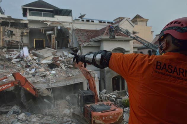 Police Investigate Fatal House Explosion - Medan Torang M. Hutahaean, Head of the Resources Section at the Medan SAR Office, monitors the search operation from the second floor following a house explosion in a luxury residential area of Medan, North Sumatra, on July 21, 2026. The SAR team, alongside police, forensic laboratory units (Labfor), state electricity company PLN, and state gas company PGN, used two excavators to clear heavy debris. They successfully found the last of three buried victims in a second-floor room on Tuesday afternoon. Medan Police Chief, Sr. Comr. Jean Calvijn Simanjuntak, stated that authorities have completed their initial investigative system, while the full investigation remains ongoing to determine if other subs  Copyright: xAdityaxSutanta ABACAx