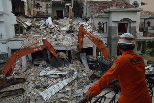 Police Investigate Fatal House Explosion - Medan Torang M. Hutahaean, Head of the Resources Section at the Medan SAR Office, monitors the search operation from the second floor following a house explosion in a luxury residential area of Medan, North Sumatra, on July 21, 2026. The SAR team, alongside police, forensic laboratory units (Labfor), state electricity company PLN, and state gas company PGN, used two excavators to clear heavy debris. They successfully found the last of three buried victims in a second-floor room on Tuesday afternoon. Medan Police Chief, Sr. Comr. Jean Calvijn Simanjuntak, stated that authorities have completed their initial investigative system, while the full investigation remains ongoing to determine if other subs  Copyright: xAdityaxSutanta ABACAx
