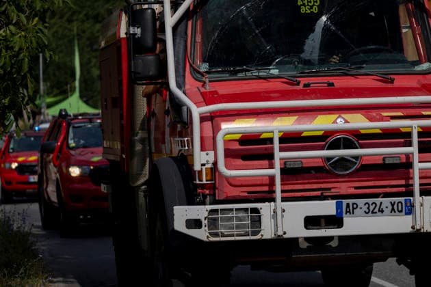 Argentiere La Bessee Wildfire - France Fire engines drive toward the wildfire near L Argentiere la Bessee, firefighters head to the front line as emergency operations continue to battle the blaze burning in the surrounding mountains, Hautes Alpes, France, July 21, 2026. Photo by Thibaut Durand ABACAPRESS.COM Argentiere La Besse Provence-Alpes-Cote d Azur France  Copyright: xDurandxThibaut ABACAx
