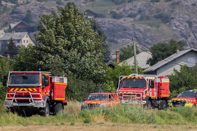Argentiere La Bessee Wildfire - France Firefighters unload equipment from a logistics truck during wildfire operations near L Argentiere la Bessee, emergency crews prepare and organize material before deployment to the fire line as efforts continue to contain the wildfire. Hautes Alpes, France, July 21, 2026. Photo by Thibaut Durand ABACAPRESS.COM Argentiere La Besse Provence-Alpes-Cote d Azur France  Copyright: xDurandxThibaut ABACAx
