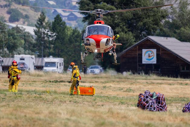 Argentiere La Bessee Wildfire - France A privately operated helicopter contracted by the French government lands to deploy firefighters on a reconnaissance mission during the wildfire near L Argentiere la Bessee, the reconnaissance team is inserted near the fire area to assess fire behavior and terrain conditions before ground operations continue, Hautes Alpes, France, July 21, 2026. Photo by Thibaut Durand ABACAPRESS.COM Argentiere La Besse Provence-Alpes-Cote d Azur France  Copyright: xDurandxThibaut ABACAx