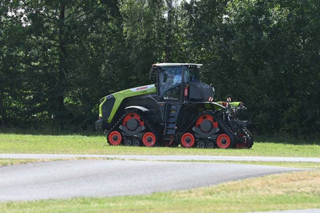 Silke GORISSEN, Gorißen, CDU, Ministerin fuer Landwirtschaft und Verbraucherschutz des Landes Nordrhein-Westfalen, besucht den Landmaschinenhersteller Claas im Rahmen der Tour ,,Starke Zukunft in NRW: KI in Landwirtschaft und Wald,,, Harsewinkel, 21.07.2026 *** Silke GORISSEN, Gorißen, CDU, Minister of Agriculture and Consumer Protection for the State of North Rhine-Westphalia, visits the agricultural machinery manufacturer Claas as part of the tour A Strong Future in North Rhine-Westphalia: AI in Agriculture and Forestry, Harsewinkel, July 21, 2026