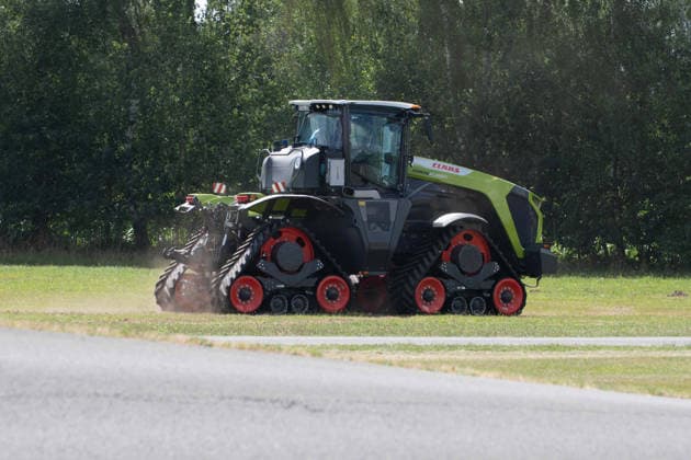Silke GORISSEN, Gorißen, CDU, Ministerin fuer Landwirtschaft und Verbraucherschutz des Landes Nordrhein-Westfalen, besucht den Landmaschinenhersteller Claas im Rahmen der Tour ,,Starke Zukunft in NRW: KI in Landwirtschaft und Wald,,, Harsewinkel, 21.07.2026 *** Silke GORISSEN, Gorißen, CDU, Minister of Agriculture and Consumer Protection for the State of North Rhine-Westphalia, visits the agricultural machinery manufacturer Claas as part of the tour A Strong Future in North Rhine-Westphalia: AI in Agriculture and Forestry, Harsewinkel, July 21, 2026