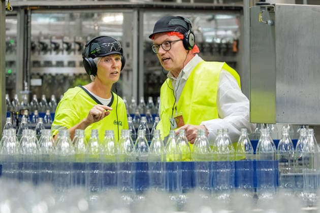 21.07.2026. Mönchengladbach. NRW-SPD-Spitzenkandidat Jochen Ott (r) besucht das Coca-Cola Werk in Mönchengladbach. Bei einem Rundgang informiert er sich bei Betriebsleiterin Linda Dohrmann (l) über den Standort und die aktuellen Herausforderungen in der Branche. Mönchengladbach Coca Cola Werk Nordrhein-Westfalen Deutschland *** July 21, 2026, Mönchengladbach, North Rhine-Westphalia: SPD lead candidate Jochen Ott (r) visits the Coca-Cola plant in Mönchengladbach. During a tour, he speaks with plant manager Linda Dohrmann (l) to learn about the facility and the current challenges facing the industry. Mönchengladbach Coca-Cola Plant, North Rhine-Westphalia Westphalia, Germany
