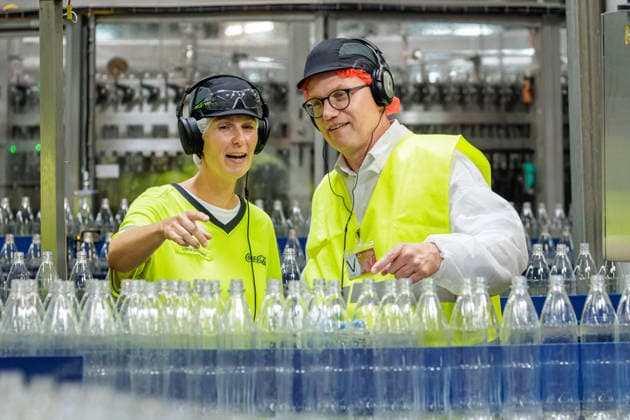 21.07.2026. Mönchengladbach. NRW-SPD-Spitzenkandidat Jochen Ott (r) besucht das Coca-Cola Werk in Mönchengladbach. Bei einem Rundgang informiert er sich bei Betriebsleiterin Linda Dohrmann (l) über den Standort und die aktuellen Herausforderungen in der Branche. Mönchengladbach Coca Cola Werk Nordrhein-Westfalen Deutschland *** July 21, 2026, Mönchengladbach, North Rhine-Westphalia: SPD lead candidate Jochen Ott (r) visits the Coca-Cola plant in Mönchengladbach. During a tour, he speaks with plant manager Linda Dohrmann (l) to learn about the facility and the current challenges facing the industry. Mönchengladbach Coca-Cola Plant, North Rhine-Westphalia Westphalia, Germany