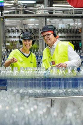 21.07.2026. Mönchengladbach. NRW-SPD-Spitzenkandidat Jochen Ott (r) besucht das Coca-Cola Werk in Mönchengladbach. Bei einem Rundgang informiert er sich bei Betriebsleiterin Linda Dohrmann (l) über den Standort und die aktuellen Herausforderungen in der Branche. Mönchengladbach Coca Cola Werk Nordrhein-Westfalen Deutschland *** July 21, 2026, Mönchengladbach, North Rhine-Westphalia: SPD lead candidate Jochen Ott (r) visits the Coca-Cola plant in Mönchengladbach. During a tour, he speaks with plant manager Linda Dohrmann (l) to learn about the facility and the current challenges facing the industry. Mönchengladbach Coca-Cola Plant, North Rhine-Westphalia Westphalia, Germany