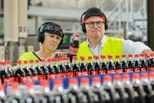 21.07.2026. Mönchengladbach. NRW-SPD-Spitzenkandidat Jochen Ott (r) besucht das Coca-Cola Werk in Mönchengladbach. Bei einem Rundgang informiert er sich bei Betriebsleiterin Linda Dohrmann (l) über den Standort und die aktuellen Herausforderungen in der Branche. Mönchengladbach Coca Cola Werk Nordrhein-Westfalen Deutschland *** July 21, 2026, Mönchengladbach, North Rhine-Westphalia: SPD lead candidate Jochen Ott (r) visits the Coca-Cola plant in Mönchengladbach. During a tour, he speaks with plant manager Linda Dohrmann (l) to learn about the facility and the current challenges facing the industry. Mönchengladbach Coca-Cola Plant, North Rhine-Westphalia Westphalia, Germany