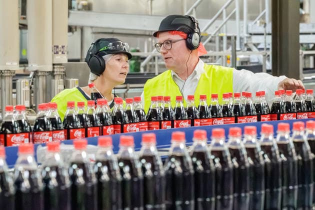 21.07.2026. Mönchengladbach. NRW-SPD-Spitzenkandidat Jochen Ott (r) besucht das Coca-Cola Werk in Mönchengladbach. Bei einem Rundgang informiert er sich bei Betriebsleiterin Linda Dohrmann (l) über den Standort und die aktuellen Herausforderungen in der Branche. Mönchengladbach Coca Cola Werk Nordrhein-Westfalen Deutschland *** July 21, 2026, Mönchengladbach, North Rhine-Westphalia: SPD lead candidate Jochen Ott (r) visits the Coca-Cola plant in Mönchengladbach. During a tour, he speaks with plant manager Linda Dohrmann (l) to learn about the facility and the current challenges facing the industry. Mönchengladbach Coca-Cola Plant, North Rhine-Westphalia Westphalia, Germany