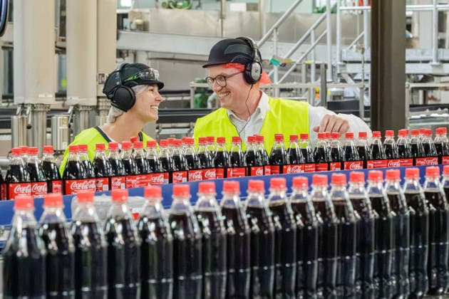 21.07.2026. Mönchengladbach. NRW-SPD-Spitzenkandidat Jochen Ott (r) besucht das Coca-Cola Werk in Mönchengladbach. Bei einem Rundgang informiert er sich bei Betriebsleiterin Linda Dohrmann (l) über den Standort und die aktuellen Herausforderungen in der Branche. Mönchengladbach Coca Cola Werk Nordrhein-Westfalen Deutschland *** July 21, 2026, Mönchengladbach, North Rhine-Westphalia: SPD lead candidate Jochen Ott (r) visits the Coca-Cola plant in Mönchengladbach. During a tour, he speaks with plant manager Linda Dohrmann (l) to learn about the facility and the current challenges facing the industry. Mönchengladbach Coca-Cola Plant, North Rhine-Westphalia Westphalia, Germany
