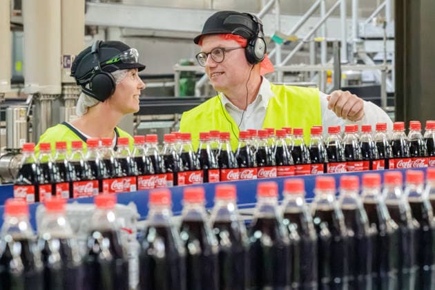 21.07.2026. Mönchengladbach. NRW-SPD-Spitzenkandidat Jochen Ott (r) besucht das Coca-Cola Werk in Mönchengladbach. Bei einem Rundgang informiert er sich bei Betriebsleiterin Linda Dohrmann (l) über den Standort und die aktuellen Herausforderungen in der Branche. Mönchengladbach Coca Cola Werk Nordrhein-Westfalen Deutschland *** July 21, 2026, Mönchengladbach, North Rhine-Westphalia: SPD lead candidate Jochen Ott (r) visits the Coca-Cola plant in Mönchengladbach. During a tour, he speaks with plant manager Linda Dohrmann (l) to learn about the facility and the current challenges facing the industry. Mönchengladbach Coca-Cola Plant, North Rhine-Westphalia Westphalia, Germany