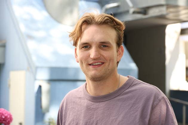 Schauspieler Ludger Bökelmann, Fototermin für den Film Mama? der Filmreihe Nordlichter, der NDR dreht in Hamburg für die Serie Nordlichter im Rahmen des Produktionsförderprogramms für Nachwuchsfilmer, Fototermin am Filmset in Hamburg Lokstedt, 21.7.2026 *** Actor Ludger Bökelmann, photo shoot for the film *Mama* from the *Nordlichter* film series; NDR is filming in Hamburg for the *Nordlichter* series as part of the production support program for emerging filmmakers; photo shoot on the film set in Hamburg-Lokstedt, July 21, 2026