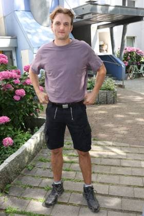 Schauspieler Ludger Bökelmann, Fototermin für den Film Mama? der Filmreihe Nordlichter, der NDR dreht in Hamburg für die Serie Nordlichter im Rahmen des Produktionsförderprogramms für Nachwuchsfilmer, Fototermin am Filmset in Hamburg Lokstedt, 21.7.2026 *** Actor Ludger Bökelmann, photo shoot for the film *Mama* from the *Nordlichter* film series; NDR is filming in Hamburg for the *Nordlichter* series as part of the production support program for emerging filmmakers; photo shoot on the film set in Hamburg-Lokstedt, July 21, 2026