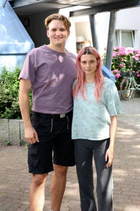 Schauspieler Ludger Bökelmann mit Kollegin Harriet Herbig-Matten, Fototermin für den Film Mama? der Filmreihe Nordlichter, der NDR dreht in Hamburg für die Serie Nordlichter im Rahmen des Produktionsförderprogramms für Nachwuchsfilmer, Fototermin am Filmset in Hamburg Lokstedt, 21.7.2026 *** Actor Ludger Bökelmann with his colleague Harriet Herbig Matten, photo shoot for the film *Mama* from the *Nordlichter* film series; NDR is filming in Hamburg for the *Nordlichter* series as part of the production support program for emerging filmmakers, Photo shoot on the film set in Hamburg-Lokstedt, July 21, 2026