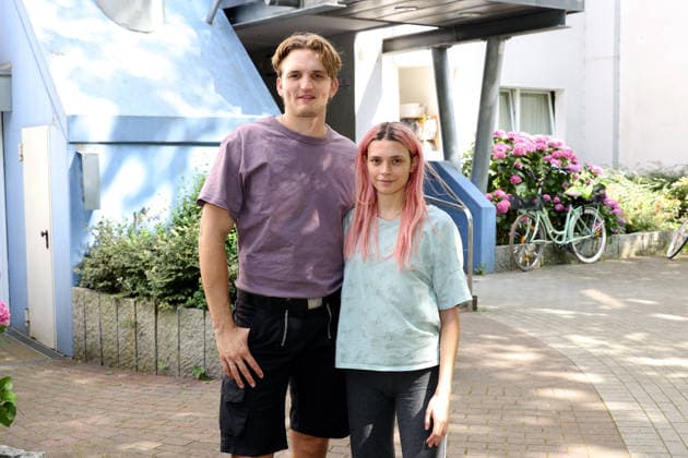 Schauspieler Ludger Bökelmann mit Kollegin Harriet Herbig-Matten, Fototermin für den Film Mama? der Filmreihe Nordlichter, der NDR dreht in Hamburg für die Serie Nordlichter im Rahmen des Produktionsförderprogramms für Nachwuchsfilmer, Fototermin am Filmset in Hamburg Lokstedt, 21.7.2026 *** Actor Ludger Bökelmann with his colleague Harriet Herbig Matten, photo shoot for the film *Mama* from the *Nordlichter* film series; NDR is filming in Hamburg for the *Nordlichter* series as part of the production support program for emerging filmmakers, Photo shoot on the film set in Hamburg-Lokstedt, July 21, 2026
