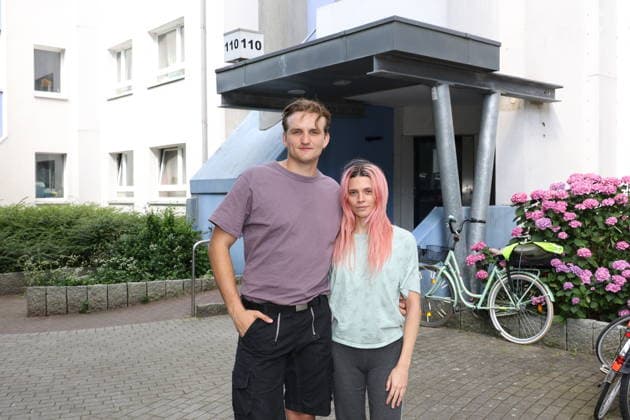 Schauspieler Ludger Bökelmann mit Kollegin Harriet Herbig-Matten, Fototermin für den Film Mama? der Filmreihe Nordlichter, der NDR dreht in Hamburg für die Serie Nordlichter im Rahmen des Produktionsförderprogramms für Nachwuchsfilmer, Fototermin am Filmset in Hamburg Lokstedt, 21.7.2026 *** Actor Ludger Bökelmann with his colleague Harriet Herbig Matten, photo shoot for the film *Mama* from the *Nordlichter* film series; NDR is filming in Hamburg for the *Nordlichter* series as part of the production support program for emerging filmmakers, Photo shoot on the film set in Hamburg-Lokstedt, July 21, 2026