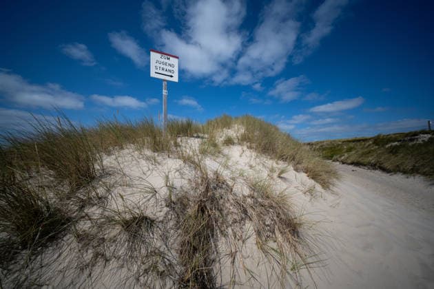 Weststrand auf Sylt 21.07.2026, List --- Ein Schild Zum Jugendstrand in den Dünen am Weststrand auf Sylt. List Schleswig-Holstein Deutschland *** West Beach on Sylt, July 21, 2026, List: A sign pointing to the youth beach in the dunes on West Beach on Sylt, List, Schleswig-Holstein, Germany