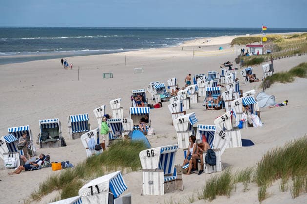 Weststrand auf Sylt 21.07.2026, List --- Strandkörbe stehen am Weststrand auf Sylt. List Schleswig-Holstein Deutschland *** West Beach on Sylt, July 21, 2026; List: Beach chairs line the West Beach on Sylt, List, Schleswig-Holstein, Germany