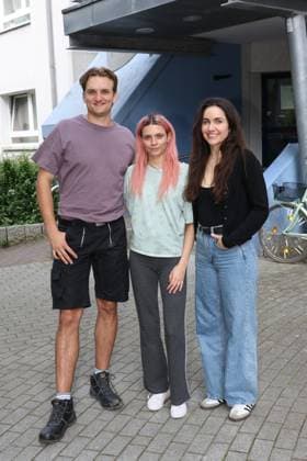 Schauspieler Ludger Bökelmann mit Kollegin Harriet Herbig-Matten sowie Katharina Sporrer,, Fototermin für den Film Mama? der Filmreihe Nordlichter, der NDR dreht in Hamburg für die Serie Nordlichter im Rahmen des Produktionsförderprogramms für Nachwuchsfilmer, Fototermin am Filmset in Hamburg Lokstedt, 21.7.2026 *** Actor Ludger Bökelmann with his colleague Harriet Herbig Matten and Katharina Sporrer, Photo shoot for the film *Mama* from the *Nordlichter* film series; NDR is filming in Hamburg for the *Nordlichter* series as part of the production support program for emerging filmmakers; photo shoot on the film set in Hamburg-Lokstedt, July 21, 2026