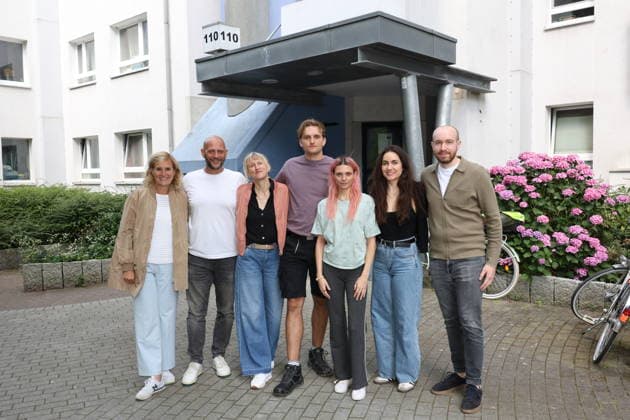 Diana Schulte-Kellinghaus, Sven Rudat, Annette Unger, Ludger Bökelmann, Harriet Herbig-Matten, Katharina Sporen, Henry Tritschler, Fototermin für den Film Mama? im Rahmen der Filmreihe Nordlichter, der NDR dreht in Hamburg für die Serie Nordlichter im Rahmen des Produktionsförderprogramms für Nachwuchsfilmer, Fototermin am Filmset in Hamburg Lokstedt, 21.7.2026 *** Diana Schulte Kellinghaus, Sven Rudat, Annette Unger, Ludger Bökelmann, Harriet Herbig Matten, Katharina Sporen, Henry Tritschler, photo shoot for the film *Mama* as part of the *Nordlichter* film series; NDR is filming in Hamburg for the *Nordlichter* series as part of the production support program for emerging filmmakers; photo shoot on the film set in Hamburg-Lokstedt, July