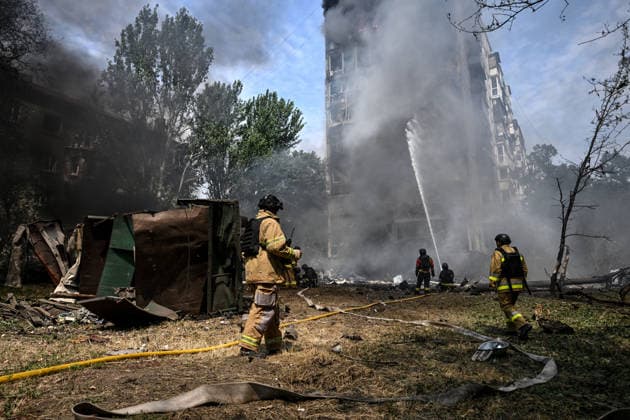 Rescuers extinguish a fire in an apartment block caused by a Russian air strike, Zaporizhzhia, Ukraine, July 21, 2026. The Russian army attacked residential quarters of the south-eastern Ukrainian city with guided aerial bombs. At least two people were killed and nine injured. Cars, the apartment block, and non-residential buildings were damaged. The strike sparked fires. (Photo by Dmytro Smolienko Ukrinform) Russians strike Zaporizhzhia with guided bombs againRussians strike Zaporizhzhia with guided bombs again  Copyright: xDmytroxSmolienkox