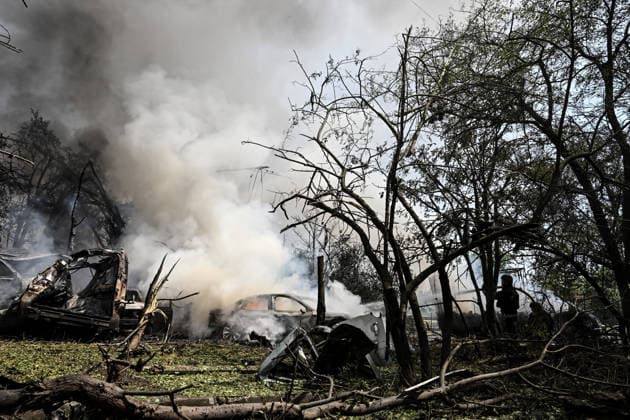 A car that caught fire due to a Russian air strike burns in Zaporizhzhia, Ukraine, July 21, 2026. The Russian army attacked residential quarters of the south-eastern Ukrainian city with guided aerial bombs. At least two people were killed and nine injured. Cars, the apartment block, and non-residential buildings were damaged. The strike sparked fires. (Photo by Dmytro Smolienko Ukrinform) Russians strike Zaporizhzhia with guided bombs againRussians strike Zaporizhzhia with guided bombs again  Copyright: xDmytroxSmolienkox