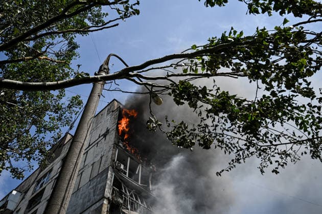 A fire caused by a Russian air strike rages in an apartment block, Zaporizhzhia, Ukraine, July 21, 2026. The Russian army attacked residential quarters of the south-eastern Ukrainian city with guided aerial bombs. At least two people were killed and nine injured. Cars, the apartment block, and non-residential buildings were damaged. The strike sparked fires. (Photo by Dmytro Smolienko Ukrinform) Russians strike Zaporizhzhia with guided bombs againRussians strike Zaporizhzhia with guided bombs again  Copyright: xDmytroxSmolienkox
