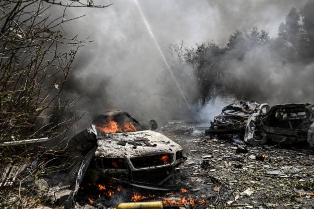 Cars that caught fire due to a Russian air strike burn in Zaporizhzhia, Ukraine, July 21, 2026. The Russian army attacked residential quarters of the south-eastern Ukrainian city with guided aerial bombs. At least two people were killed and nine injured. Cars, the apartment block, and non-residential buildings were damaged. The strike sparked fires. (Photo by Dmytro Smolienko Ukrinform) Russians strike Zaporizhzhia with guided bombs againRussians strike Zaporizhzhia with guided bombs again  Copyright: xDmytroxSmolienkox