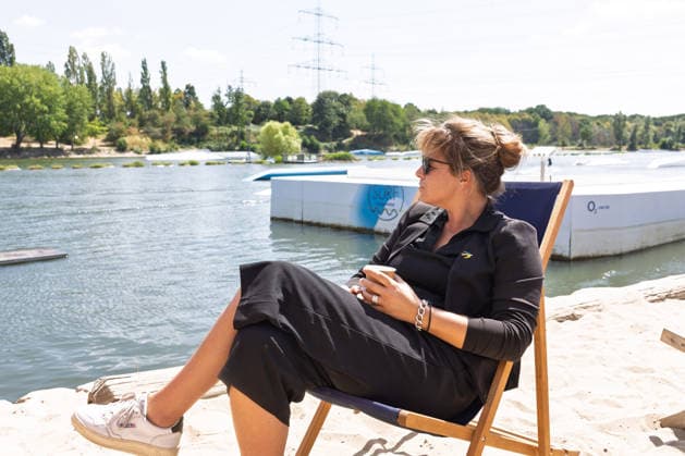 Sommertour 2026 bei Wasserski Langenfeld Im Rahmen ihrer Sommertour 2026 durchs Rheinland besucht NRW-Landesministerin für Wirtschaft, Industrie, Klimaschutz und Energie Mona NEUBAUR (Die Grünen) die Wasserskianlage in Langenfeld, die in diesem Jahr ihr 50-jähriges Jubiläum feiert und zu den weltweit größten Wasserski-Standorten zählt. Langenfeld Nordrhein-Westfalen Deutschland *** Summer Tour 2026 at Wasserski Langenfeld As part of her 2026 summer tour through the Rhineland, North Rhine-Westphalia’s Minister for Economic Affairs, Industry, Climate Protection, and Energy, Mona NEUBAUR of the Green Party, will visit the water ski facility in Langenfeld, which is celebrating its 50th anniversary this year and is one of the world’s lar Copyright: xMarcxJohnx