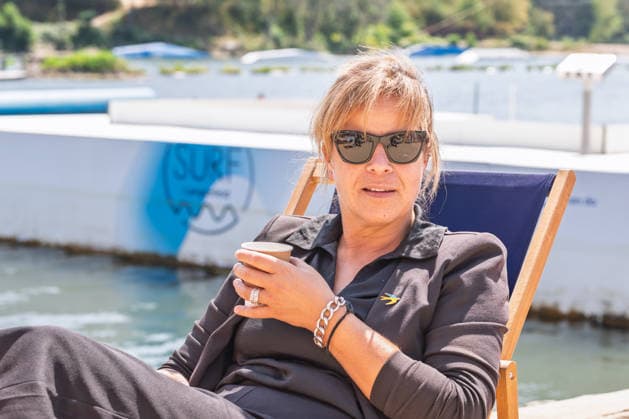 Sommertour 2026 bei Wasserski Langenfeld Im Rahmen ihrer Sommertour 2026 durchs Rheinland besucht NRW-Landesministerin für Wirtschaft, Industrie, Klimaschutz und Energie Mona NEUBAUR (Die Grünen) die Wasserskianlage in Langenfeld, die in diesem Jahr ihr 50-jähriges Jubiläum feiert und zu den weltweit größten Wasserski-Standorten zählt. Langenfeld Nordrhein-Westfalen Deutschland *** Summer Tour 2026 at Wasserski Langenfeld As part of her 2026 summer tour through the Rhineland, North Rhine-Westphalia’s Minister for Economic Affairs, Industry, Climate Protection, and Energy, Mona NEUBAUR of the Green Party, will visit the water ski facility in Langenfeld, which is celebrating its 50th anniversary this year and is one of the world’s lar Copyright: xMarcxJohnx