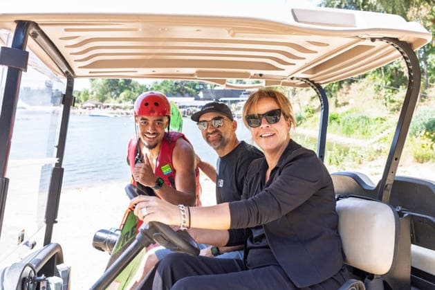 Sommertour 2026 bei Wasserski Langenfeld Besuch im Caddy: Wakboarder Noah, Florian Süß und am Lenkrad Mona Neubaur - Im Rahmen ihrer Sommertour 2026 durchs Rheinland besucht NRW-Landesministerin für Wirtschaft, Industrie, Klimaschutz und Energie Mona NEUBAUR (Die Grünen) die Wasserskianlage in Langenfeld, die in diesem Jahr ihr 50-jähriges Jubiläum feiert und zu den weltweit größten Wasserski-Standorten zählt. Langenfeld Nordrhein-Westfalen Deutschland *** 2026 Summer Tour at Wasserski Langenfeld: A Visit to the Caddy with wakeboarder Noah, Florian Süß, and Mona Neubaur at the wheel. As part of her 2026 summer tour through the Rhineland, North Rhine-Westphalia’s Minister for Economic Affairs, Industry, Climate Protection, and Ene Copyright: xMarcxJohnx