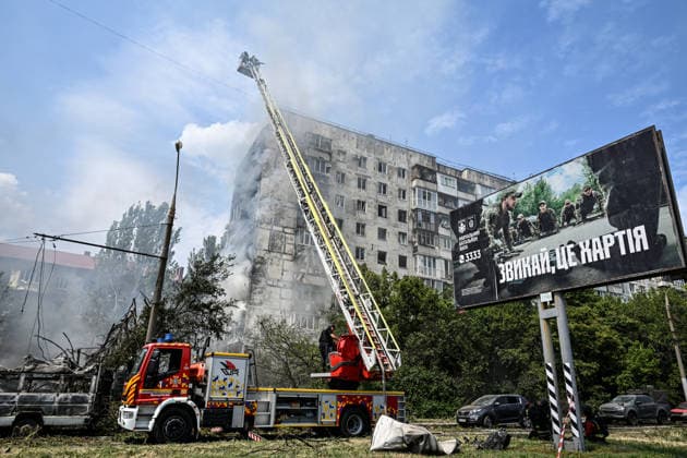 Rescuers use a turntable ladder with a bucket to extinguish a fire in an apartment block caused by a Russian air strike, Zaporizhzhia, Ukraine, July 21, 2026. The Russian army attacked residential quarters of the south-eastern Ukrainian city with guided aerial bombs. At least two people were killed and nine injured. Cars, the apartment block, and non-residential buildings were damaged. The strike sparked fires. (Photo by Dmytro Smolienko Ukrinform) Russians strike Zaporizhzhia with guided bombs againRussians strike Zaporizhzhia with guided bombs again  Copyright: xDmytroxSmolienkox