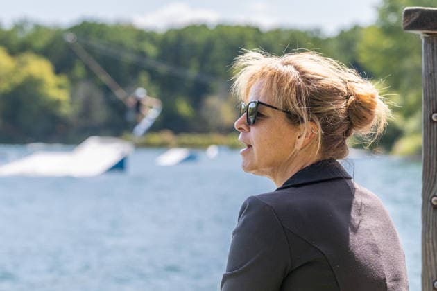 Sommertour 2026 bei Wasserski Langenfeld Im Rahmen ihrer Sommertour 2026 durchs Rheinland besucht NRW-Landesministerin für Wirtschaft, Industrie, Klimaschutz und Energie Mona NEUBAUR (Die Grünen) die Wasserskianlage in Langenfeld, die in diesem Jahr ihr 50-jähriges Jubiläum feiert und zu den weltweit größten Wasserski-Standorten zählt. Langenfeld Nordrhein-Westfalen Deutschland *** Summer Tour 2026 at Wasserski Langenfeld As part of her 2026 summer tour through the Rhineland, North Rhine-Westphalia’s Minister for Economic Affairs, Industry, Climate Protection, and Energy, Mona NEUBAUR of the Green Party, will visit the water ski facility in Langenfeld, which is celebrating its 50th anniversary this year and is one of the world’s lar Copyright: xMarcxJohnx