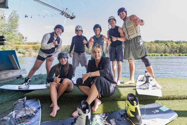Sommertour 2026 bei Wasserski Langenfeld Gruppenbild mit jungen Wakeboard Profis - Im Rahmen ihrer Sommertour 2026 durchs Rheinland besucht NRW-Landesministerin für Wirtschaft, Industrie, Klimaschutz und Energie Mona NEUBAUR (Die Grünen) die Wasserskianlage in Langenfeld, die in diesem Jahr ihr 50-jähriges Jubiläum feiert und zu den weltweit größten Wasserski-Standorten zählt. Langenfeld Nordrhein-Westfalen Deutschland *** 2026 Summer Tour at Wasserski Langenfeld: Group Photo with Young Wakeboarding Pros As part of her 2026 summer tour through the Rhineland, North Rhine-Westphalia’s Minister for Economic Affairs, Industry, Climate Protection, and Energy, Mona NEUBAUR (The Greens), will visit the water ski facility in Langenfeld, whi Copyright: xMarcxJohnx