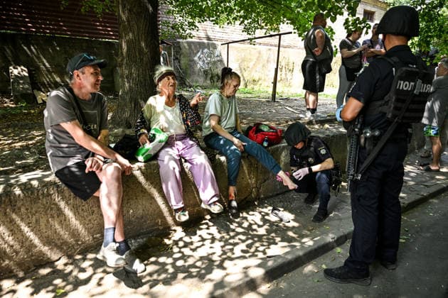 Law enforcers stand by residents affected by a Russian air strike, Zaporizhzhia, Ukraine, July 21, 2026. The Russian army attacked residential quarters of the south-eastern Ukrainian city with guided aerial bombs. At least two people were killed and nine injured. Cars, the apartment block, and non-residential buildings were damaged. (Photo by Dmytro Smolienko Ukrinform) Russians strike Zaporizhzhia with guided bombs againRussians strike Zaporizhzhia with guided bombs again  Copyright: xDmytroxSmolienkox