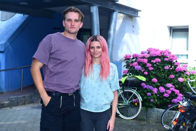 Ludger Boekelmann und Harriet Herbig-Matten beim Fototermin am Rande der Dreharbeiten zum ARD Film Mama am 21.07.2026 in Hamburg Ludger Boekelmann and Harriet Herbig-Matten attend a set visit of ARD movie Mama on July 21, 2026 in Hamburg, Germany Am Set vom ARD Film Mama mit Harriet Herbig-Matten in Hamburg *** Ludger Boekelmann and Harriet Herbig Matten at a photo shoot on the sidelines of the filming of the ARD movie *Mama* on July 21, 2026, in Hamburg Ludger Boekelmann and Harriet Herbig Matten attend a set visit for the ARD movie *Mama* on July 21, 2026 in Hamburg, Germany On the set of the ARD film *Mama* with Harriet Herbig Matten in Hamburg 