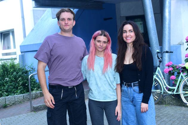 Ludger Boekelmann, Harriet Herbig-Matten und Regisseurin Katharina Sporrer beim Fototermin am Rande der Dreharbeiten zum ARD Film Mama am 21.07.2026 in Hamburg Ludger Boekelmann, Harriet Herbig-Matten and director Katharina Sporrer attend a set visit of ARD movie Mama on July 21, 2026 in Hamburg, Germany Am Set vom ARD Film Mama mit Harriet Herbig-Matten in Hamburg *** Ludger Boekelmann, Harriet Herbig Matten, and director Katharina Sporrer at a photo shoot on the sidelines of the filming of the ARD movie *Mama* on July 21, 2026, in Hamburg. Ludger Boekelmann, Harriet Herbig Matten, and director Katharina Sporrer attend a set visit for the ARD film *Mama* on July 21, 2026, in Hamburg, Germany. On the set of the ARD film * 