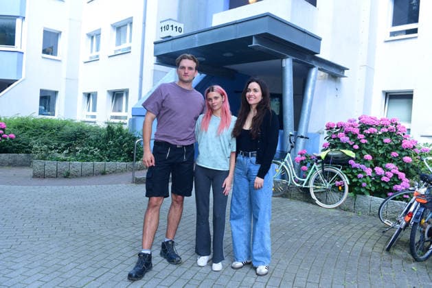 Ludger Boekelmann, Harriet Herbig-Matten und Regisseurin Katharina Sporrer beim Fototermin am Rande der Dreharbeiten zum ARD Film Mama am 21.07.2026 in Hamburg Ludger Boekelmann, Harriet Herbig-Matten and director Katharina Sporrer attend a set visit of ARD movie Mama on July 21, 2026 in Hamburg, Germany Am Set vom ARD Film Mama mit Harriet Herbig-Matten in Hamburg *** Ludger Boekelmann, Harriet Herbig Matten, and director Katharina Sporrer at a photo shoot on the sidelines of the filming of the ARD movie *Mama* on July 21, 2026, in Hamburg. Ludger Boekelmann, Harriet Herbig Matten, and director Katharina Sporrer attend a set visit for the ARD film *Mama* on July 21, 2026, in Hamburg, Germany. On the set of the ARD film * 
