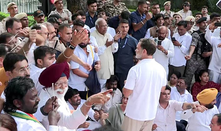 RECORD DATE NOT STATED Congress protests at LKM, demanding the resignations of PM Modi and Dharmendra Pradhan New Delhi, Jul 21 (ANI): Lok Sabha LoP Rahul Gandhi, with Rajya Sabha LoP and Congress President Mallikarjun Kharge, party leaders Priyanka Gandhi Vadra, KC Venugopal, and others, holds a protest at Lok Kalyan Marg, demanding the resignations of Prime Minister Narendra Modi and Education Minister Dharmendra Pradhan, in New Delhi on Tuesday. (ANI Video Grab) NEW DELHI Delhi India Copyright: xANIx ANI_20260721391