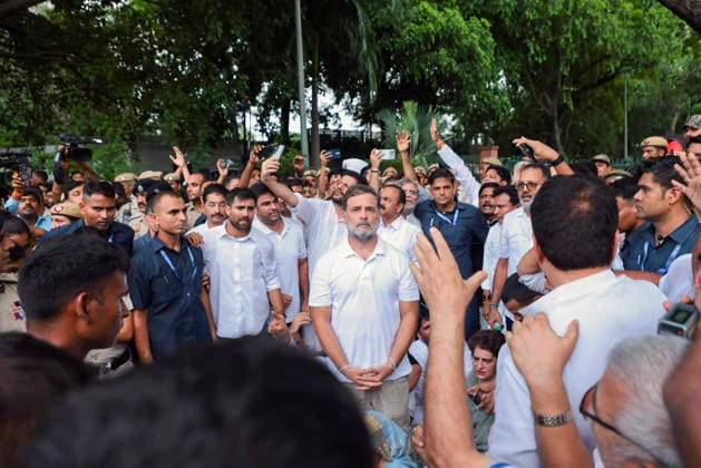 RECORD DATE NOT STATED Congress protests at Lok Kalyan Marg, demanding the resignations of PM Modi and Dharmendra Pradhan New Delhi, Jul 21 (ANI): Lok Sabha LoP Rahul Gandhi, with Congress leaders Priyanka Gandhi Vadra, Pawan Khera, and others, holds a protest at Lok Kalyan Marg, demanding the resignations of Prime Minister Narendra Modi and Education Minister Dharmendra Pradhan, in New Delhi on Tuesday. (@IYC X ANI Photo) New Delhi Delhi India Copyright: xANIx ANI_20260721417