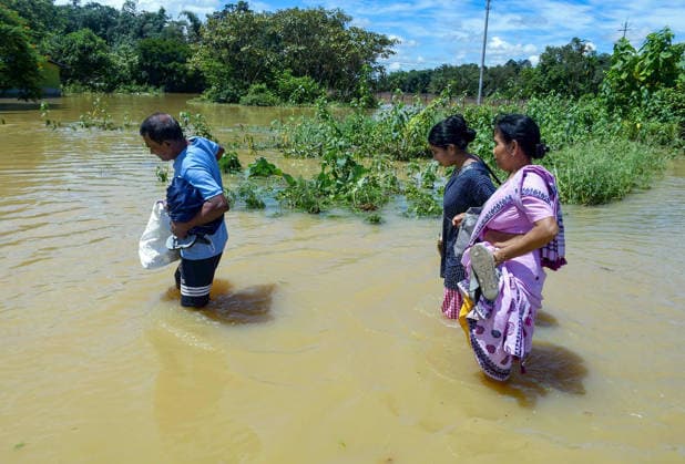 Flood-Affected Residents Carry Belongings to Safety as Floodwaters Submerge Homes in Assam™s Jorhat Jorhat Assam , Jul 21 (ANI): Flood-affected residents wade through inundated waters carrying their belongings to safer ground in Teok as floodwaters submerge homes and surrounding areas, in Jorhat on Tuesday. Jorhat Assam India Copyright: xANIx ANI_20260721432