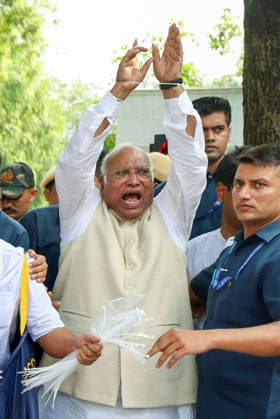 RECORD DATE NOT STATED Congress protests at Lok Kalyan Marg, demanding the resignations of PM Modi and Dharmendra Pradhan New Delhi, Jul 21 (ANI): Rajya Sabha LoP and Congress President Mallikarjun Kharge during a protest at Lok Kalyan Marg, demanding the resignations of Prime Minister Narendra Modi and Education Minister Dharmendra Pradhan, in New Delhi on Tuesday. (AICC ANI Photo) New Delhi Delhi India Copyright: xANIx ANI_20260721443