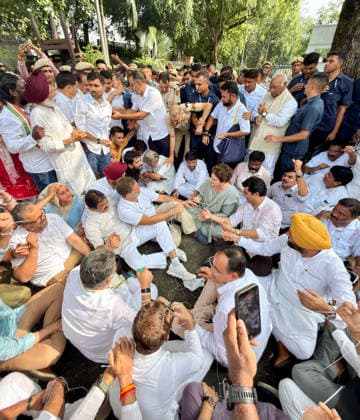 RECORD DATE NOT STATED Congress protests at LKM, demanding the resignations of PM Modi and Dharmendra Pradhan New Delhi, Jul 21 (ANI): Lok Sabha LoP Rahul Gandhi, along with Rajya Sabha LoP and Congress President Mallikarjun Kharge, party leaders Priyanka Gandhi Vadra, KC Venugopal and others, hold a protest outside the PM s residence at Lok Kalyan Marg, demanding the resignations of Prime Minister Narendra Modi and Education Minister Dharmendra Pradhan, in New Delhi on Tuesday. (@INCIndia X ANI Photo) New Delhi Delhi India Copyright: xANIx ANI_20260721470