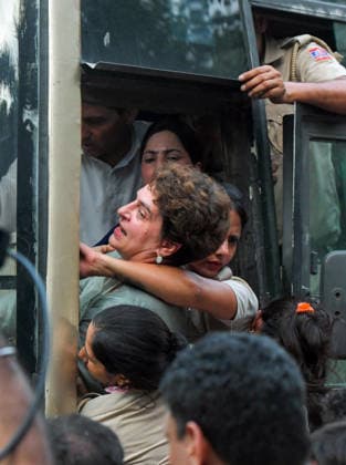 Police detains Congress MP Priyanka Gandhi near PM Modi™s residence New Delhi, Jul 21 (ANI): Congress General Secretary Priyanka Gandhi being detained from the protest site near Prime Minister Narendra Modi™s residence by Police during a protest at Lok Kalyan Marg, demanding resignation of Prime Minister Narendra Modi and Education Minister Dharmendra Pradhan, in New Delhi on Tuesday. New Delhi Delhi India Copyright: xANIx ANI_20260721559