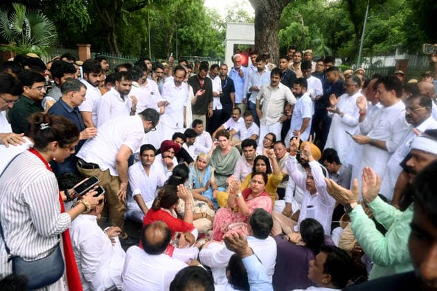 Congress protests at LKM, demanding the resignations of PM Modi and Dharmendra Pradhan New Delhi, Jul 21 (ANI): Lok Sabha LoP Rahul Gandhi, Congress leaders Priyanka Gandhi Vadra, KC Venugopal and others, hold a protest outside the PM s residence at Lok Kalyan Marg, demanding the resignations of Prime Minister Narendra Modi and Education Minister Dharmendra Pradhan, in New Delhi on Tuesday. New Delhi Delhi India Copyright: xANIx ANI_20260721564