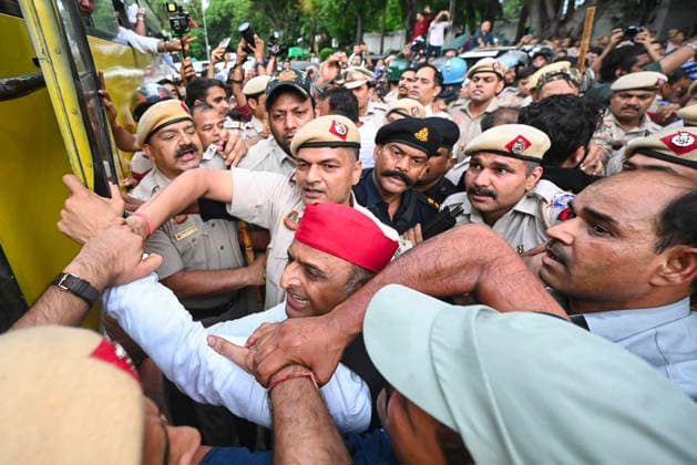RECORD DATE NOT STATED Police detains Samajwadi Party National President Akhilesh Yadav near PM Modi™s residence New Delhi, Jul 21 (ANI): Samajwadi Party National President Akhilesh Yadav being detained from the protest site near Prime Minister Narendra Modi™s residence by Police during a protest at Lok Kalyan Marg, demanding resignation of Prime Minister Narendra Modi and Education Minister Dharmendra Pradhan, in New Delhi on Tuesday. (@samajwadiparty X ANI Photo) New Delhi Delhi India Copyright: xANIx ANI_20260721572