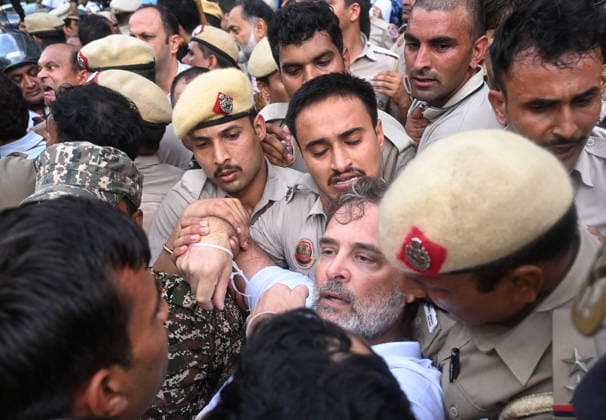 Delhi Police detain Rahul Gandhi amid protest seeking PM Modi and Dharmendra Pradhan s resignation New Delhi, Jul 21 (ANI): Delhi Police detain Lok Sabha LoP Rahul Gandhi from the protest site near Prime Minister Narendra Modi™s residence during Congress protest, demanding the resignations of PM Modi and Education Minister Dharmendra Pradhan, at Lok Kalyan Marg in New Delhi on Tuesday. NEW DELHI Delhi India Copyright: xANIx ANI_20260721588