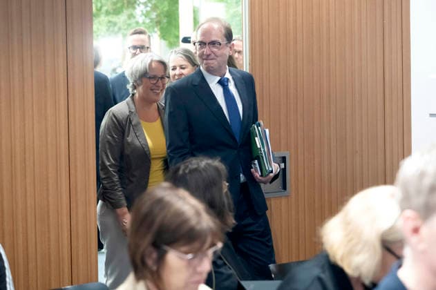 Kerstin Claus und Alexander Dobrindt bei der Bundespressekonferenz Bundeslagebild Sexualdelikte zum Nachteil von Kindern und Jugendlichen 2025 im Tagungszentrum des Pressehauses, Berlin, 21.07.2026 *** Kerstin Claus and Alexander Dobrindt at the Federal Press Conference on the 2025 Federal Overview of Sexual Offenses Against Children and Adolescents at the Pressehaus Conference Center, Berlin, July 21, 2026 Foto:xB.xElmenthalerx xFuturexImagex sexualdelikte_6704