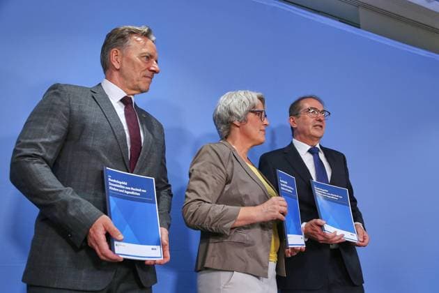Berlin, Deutschland, 21.07.2026: Haus der Bundespressekonferenz: Bundeslagebild Sexualdelikte zum Nachteil von Kindern und Jugendlichen 2025: Holger Münch, Präsident des Bundeskriminalamtes (BKA), Kerstin Claus, unabhängige Bundesbeauftragte gegen sexuellen Missbrauch von Kindern und Jugendlichen (UBSKM), Bundesminister des Innern Alexander Dobrindt (CSU) *** Berlin, Germany, July 21, 2026, Federal Press Conference Center: Federal Overview of Sexual Offenses Against Children and Adolescents in 2025; Holger Münch, President of the Federal Criminal Police Office (BKA), Kerstin Claus, Independent Federal Commissioner for the Protection of Children and Adolescents against Sexual Abuse (UBSKM), Federal Minister of the Interior Alexander Dobrindt Copyright: xdtsxNachrichtenagenturx dts_128110